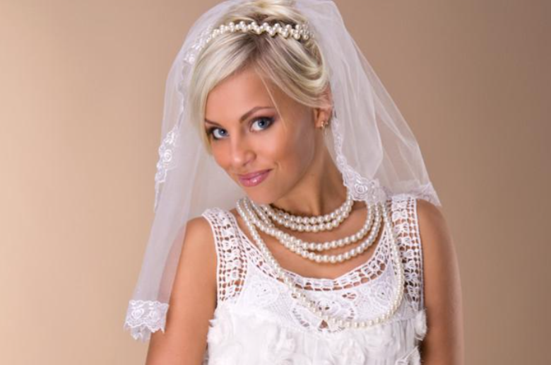 braut mit perlen schmuck