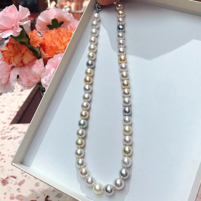 Dies ist eine bonbonfarbene japanische Akoya-Perlenkette, die aus einer Mischung mehrfarbiger japanischer Akoya-Perlen gewebt ist und sich perfekt für eine Braut eignet, die sie bei ihrer Hochzeit tragen möchte.