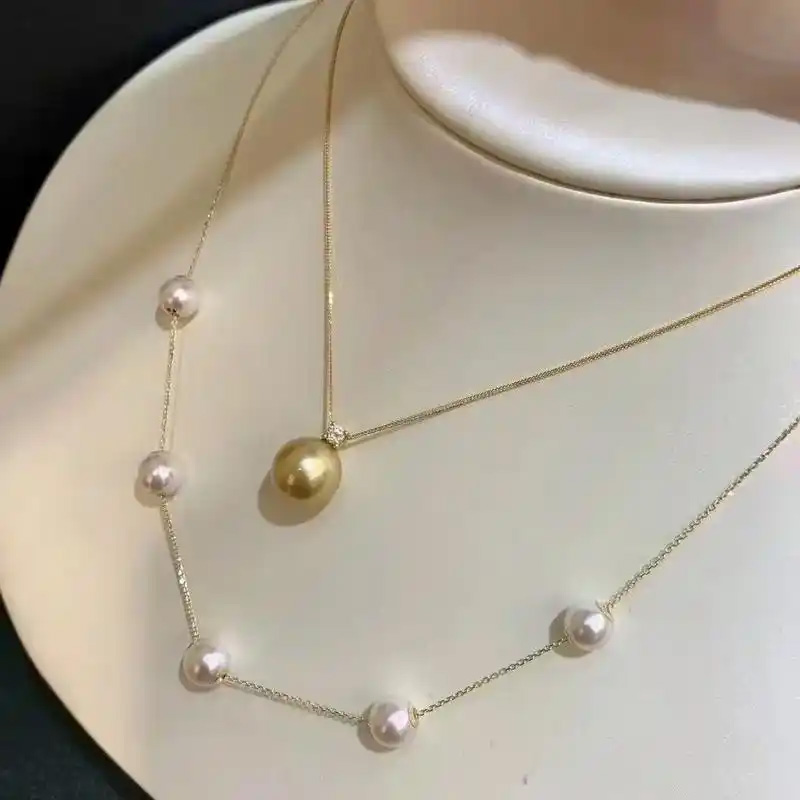 Dies ist eine Halskette aus 750er Gold mit fünf hochwertigen weißen japanischen Akoya-Perlen und einer goldenen Südseeperle, die sich für eine Braut an ihrem Hochzeitstag eignet.
